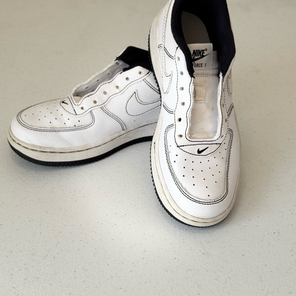 Nike Air Force 1 kids / youth size 2Y White Sneakers with black needs laces - Picture 1 of 8